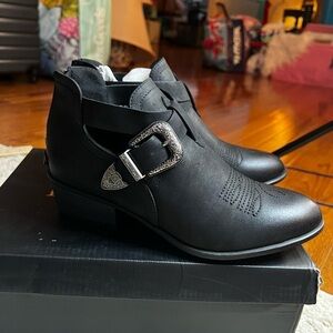 PIERRE DUMAS BLACK BOOTIE SIZE 7
